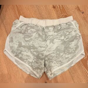 Under Armour Loose HeatGear Shorts with Liner, Women’s Size XS Grey and White